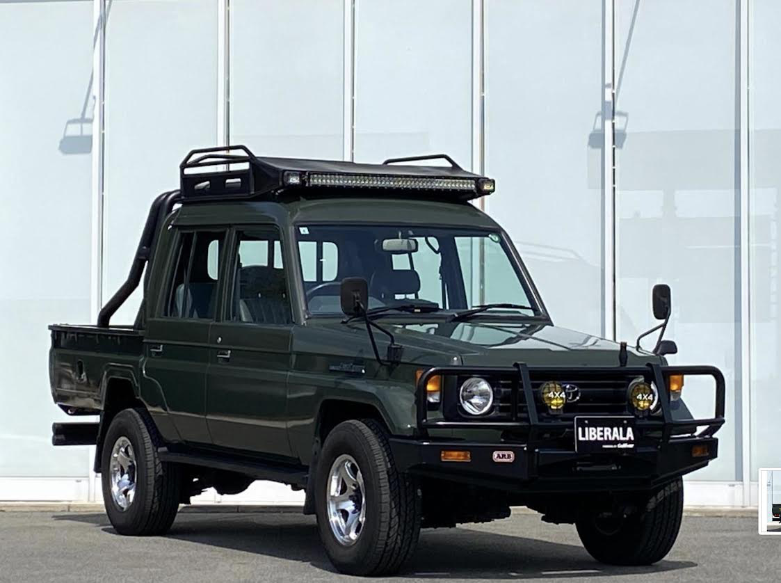 Dark green LC70 Ute, front 3/4 view